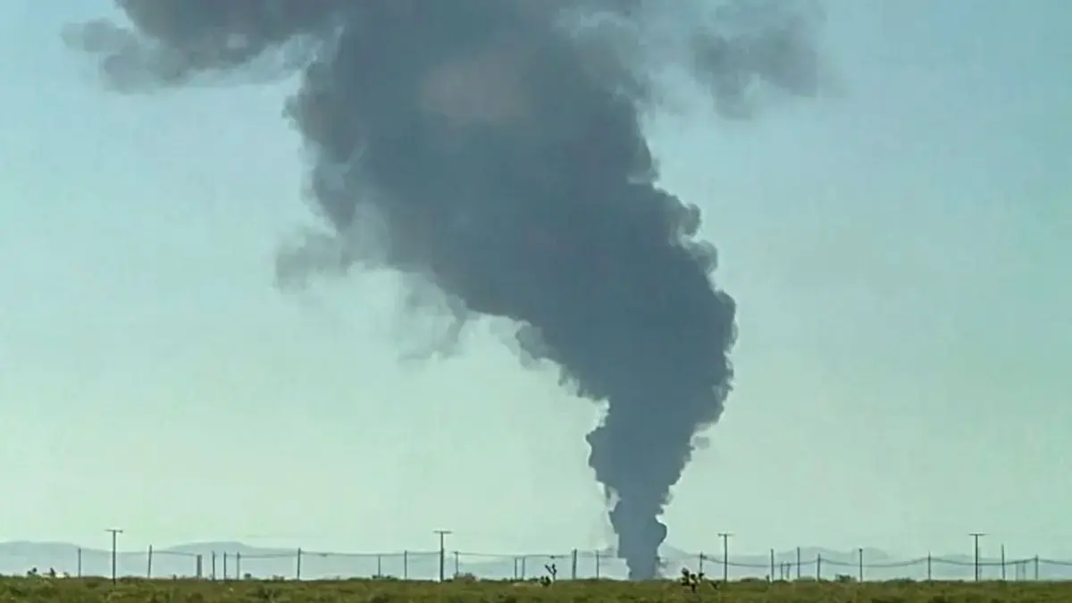 Asap membubung dari pesawat pengebom B-52 yang jatuh tak lama setelah lepas landas di pangkalan udara AS di California Selatan, pada 15 Juni 2026. (Debbie Reyes Katz via AP Photo)