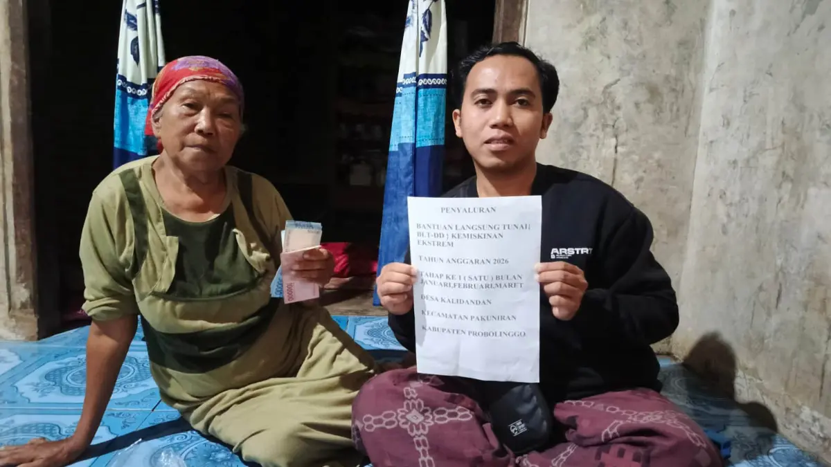 BANTUAN: Bendahara Desa Sholeh menyerahkan BLT DD kepada Bu di Dusun Klompangan. (Foto: Didik Purwanto/Jawa Pos Radar Bromo)