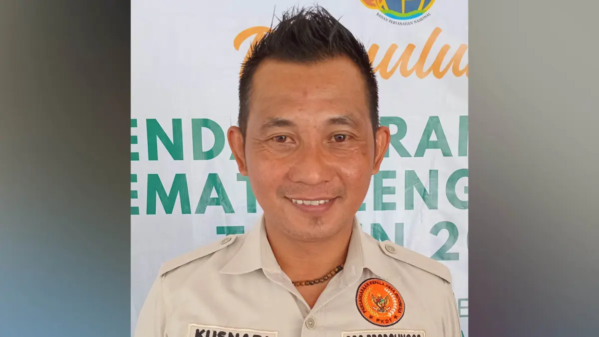 PEMIMPIN DESA : Kepala Desa Kalidandan Kusnadi. Dia berharap desanya memiliki kantor desa sendiri. (Foto: Didik Purwanto/Jawa Pos Radar Bromo)