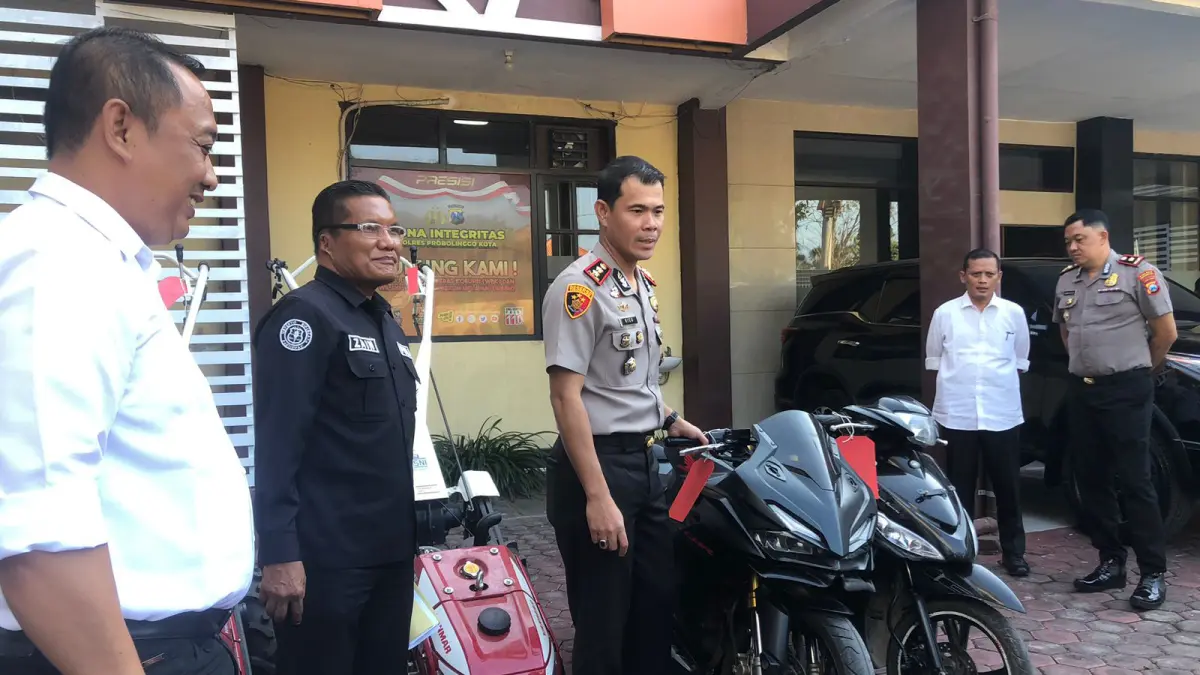 BARANG BUKTI: Kapolres Probolinggo Kota AKP Rico Yumasri menunjukkan barang bukti motor Honda CBR Hitam milik korban M, 25, warga Kelurahan/Kecamatan Mayangan, Senin (15/6). (INNEKE AGUSTIN FOR&nbsp;JAWA POS RADAR BROMO)