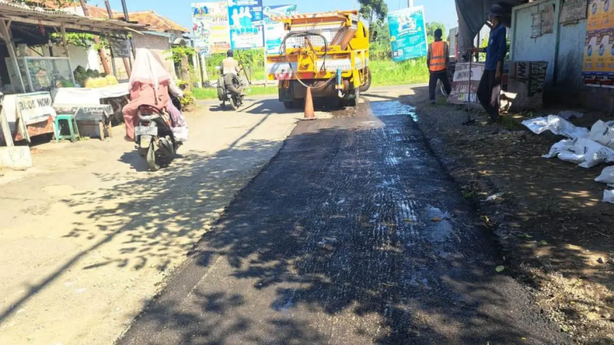 BERAWAL DARI LAPORAN: Pekerja menambal sulam jalan di ruas jalan Jabung Sisir-Kalikajar Kulon. (Foto: Istimewa)