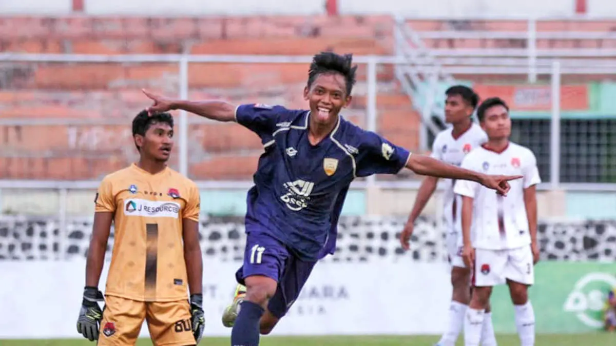 BERSELEBRASI: Gaya Nur Haqiqi saat berselebrasi usai mencetak gol ke gawang lawan. (Pasuruan United for Radar Bromo)