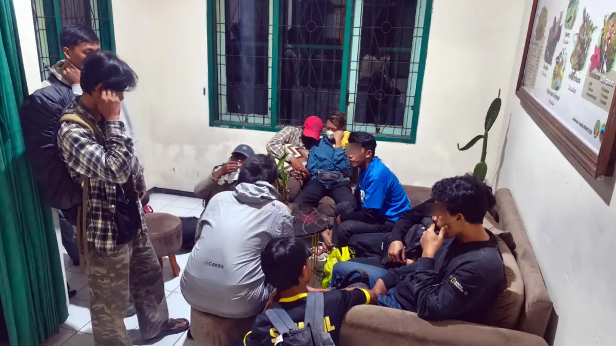 DIAMANKAN: Sebanyak 13 pendaki yang diduga melakukan pendakian ilegal diamankan di kantor Bidang Wilayah 1 BB TNBTS, Kecamatan Tumpang, Kabupaten Malang, Senin (15/6).