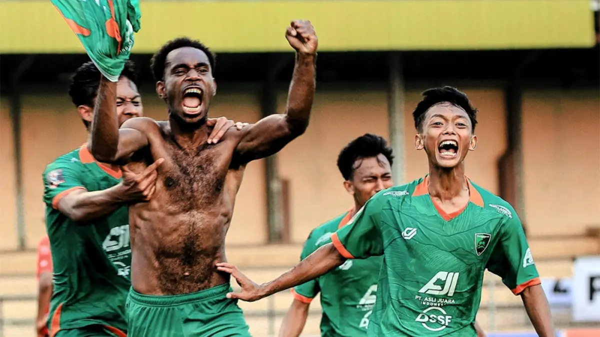 DRAMATIS: Selebrasi Noel C Hubby usai membobol gawang Persak Kebumen di akhir laga (16/6). (Official Pasuruan United for Radar Bromo)