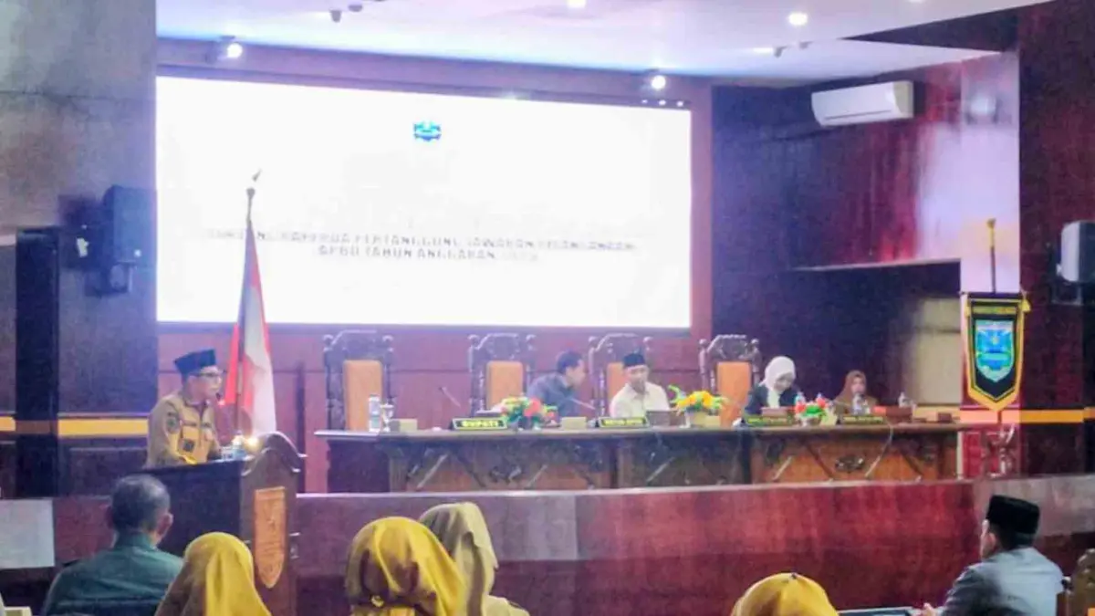 LAPORAN: Bupati Probolinggo dr. Mohammad Haris menyampaikan nota penjelasan Bupati tentang Raperda Pertanggungjawaban Pelaksanaan APBD Kabupaten Probolinggo Tahun Anggaran 2025. (AGUS FAIZ MUSLEH/JAWA POS RADAR BROMO)