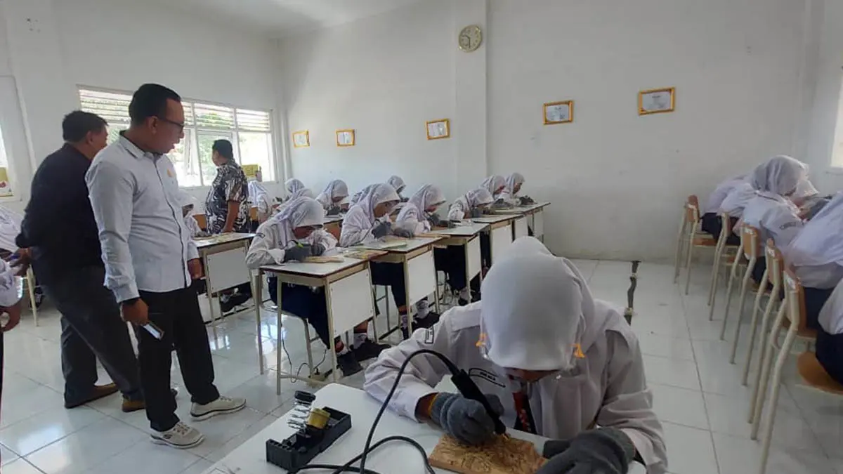 LIHAT FASILITAS: Sidak yang dilakukan Komisi III DPRD Kota Probolinggo di Sekolah Rakyat Terintegrasi 07, Senin (15/6). (Foto: Arif Mashudi/Jawa Pos Radar Bromo)