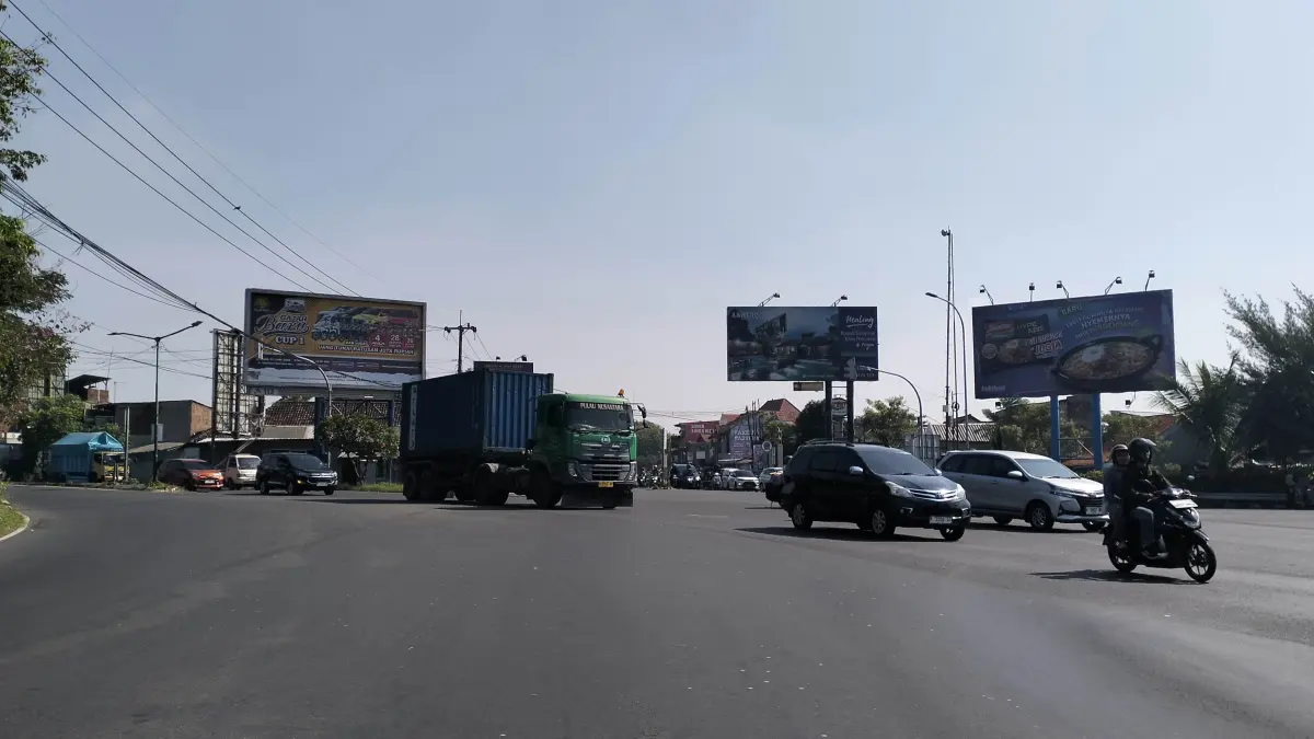 MANCARLI: Arus lalin di simpang empat Taman Dayu, Kecamatan Pandaan yang ramai namun lancar. (Foto: Rizal F Syatori/Jawa Pos Radar Bromo)