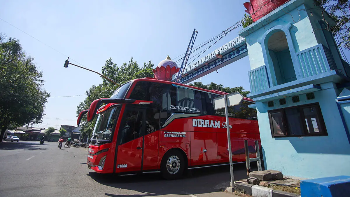 MENGGELIAT: Keberadaan Terminal Wisata Kandangsapi, Kota Pasuruan, yang menunjang pendapatan daerah. Saat ini, makin banyak kendaraan bus maupun elf, yang “mampir” ke kawasan setempat. (Mokhamad Zubaidillah/Radar Bromo)