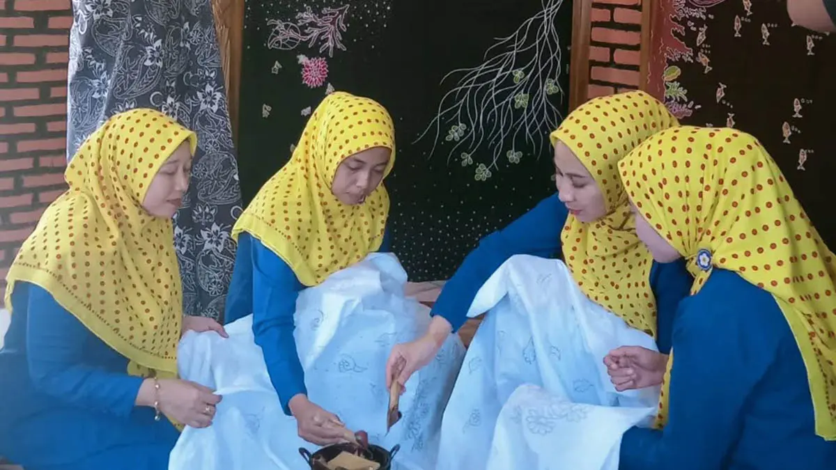 PELATIHAN: Menggelar pelatihan membatik bagi kalangan pelajar. (Foto: Istimewa)
