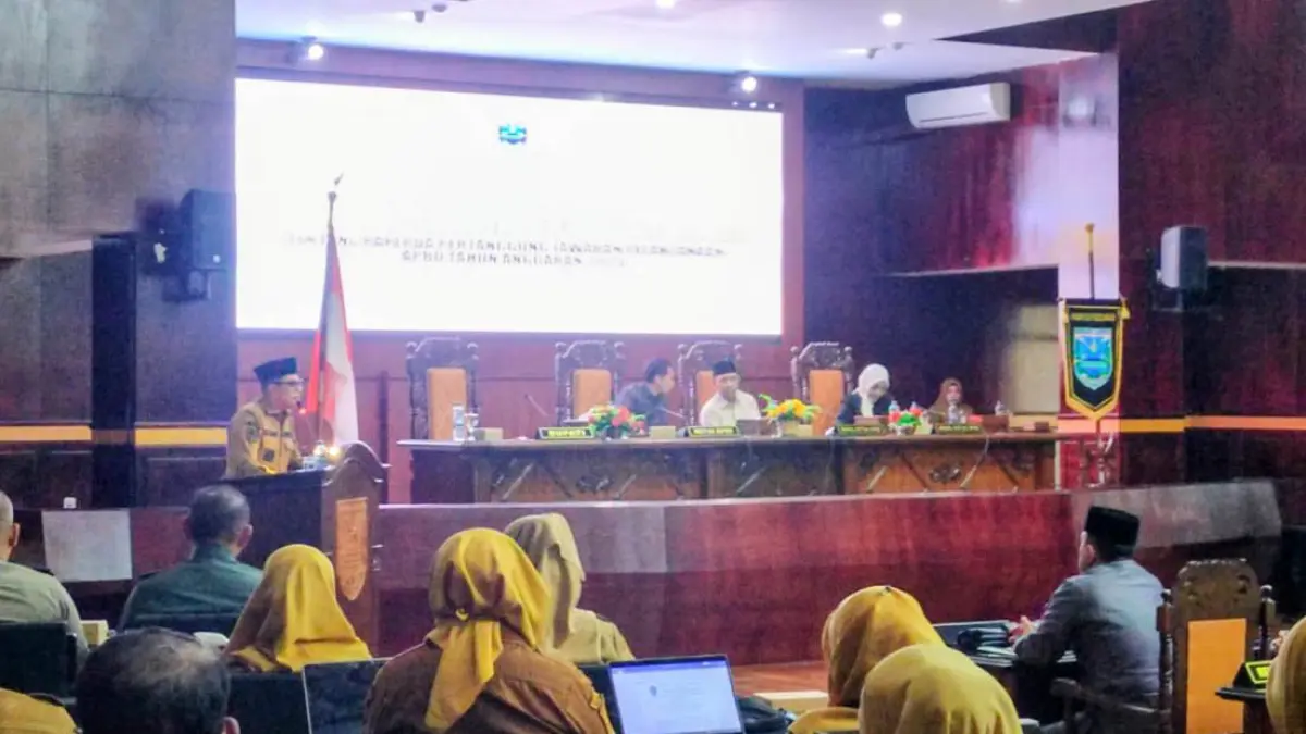 Pembahasan Rancangan Peraturan Daerah (Raperda) Pertanggungjawaban Pelaksanaan APBD Kabupaten Probolinggo Tahun Anggaran 2025 dalam Rapat Paripurna DPRD Kabupaten Probolinggo, Senin (15/6). (Foto: Agus Faiz Musleh/Jawa Pos Radar Bromo)
