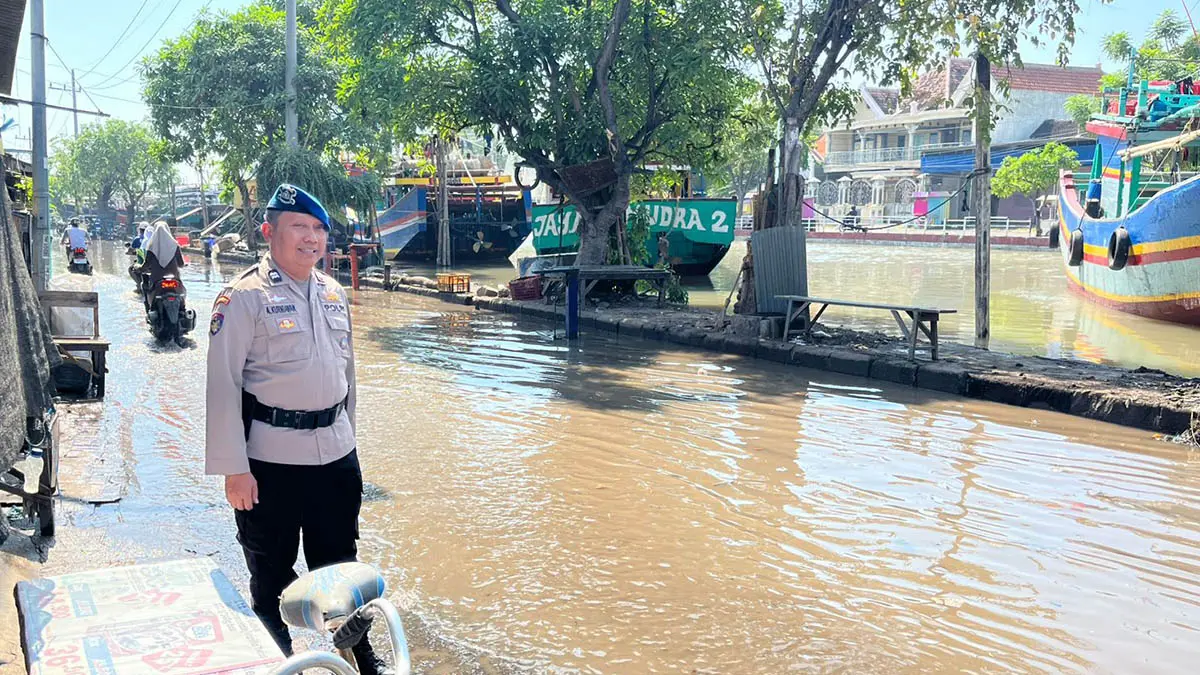 
SEBELUM SURUT: Banjir rob yang melanda kawasan Pelabuhan Pasuruan. (Foto: Polres Pasuruan Kota for Jawa Pos Radar Bromo)
