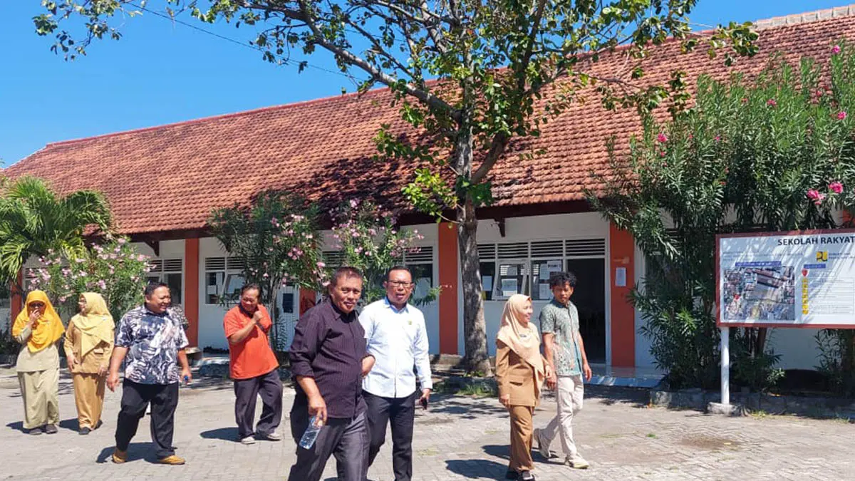 Sejumlah anggota DPRD dan Kadinsos saat meninjau sekolah rakyat 07 Kota Probolinggo. 