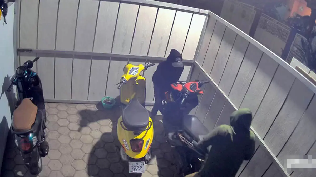 TEREKAM: Aksi pencurian motor yang terekam CCTV. (Screenshot)