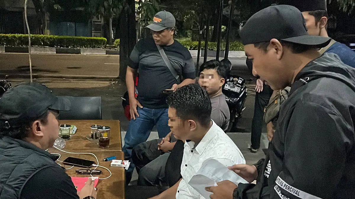 TKP: Personel tim unit reaksi cepat saat mengamankan oknum debt collector di sebuah warung di kawasan Jalan Soekarno Hatta, Kecamatan Panggungrejo Kamis (11/6) lalu.  (Foto: dok Jawa Pos Radar Bromo)