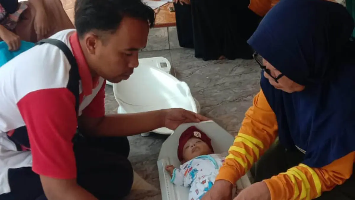 TUMBUH KEMBANG: Kader Posyandu saat mengukur tumbuh kembang anak balita di dusun Kletek. (Foto : Didik Purwanto/Jawa Pos Radar Bromo)