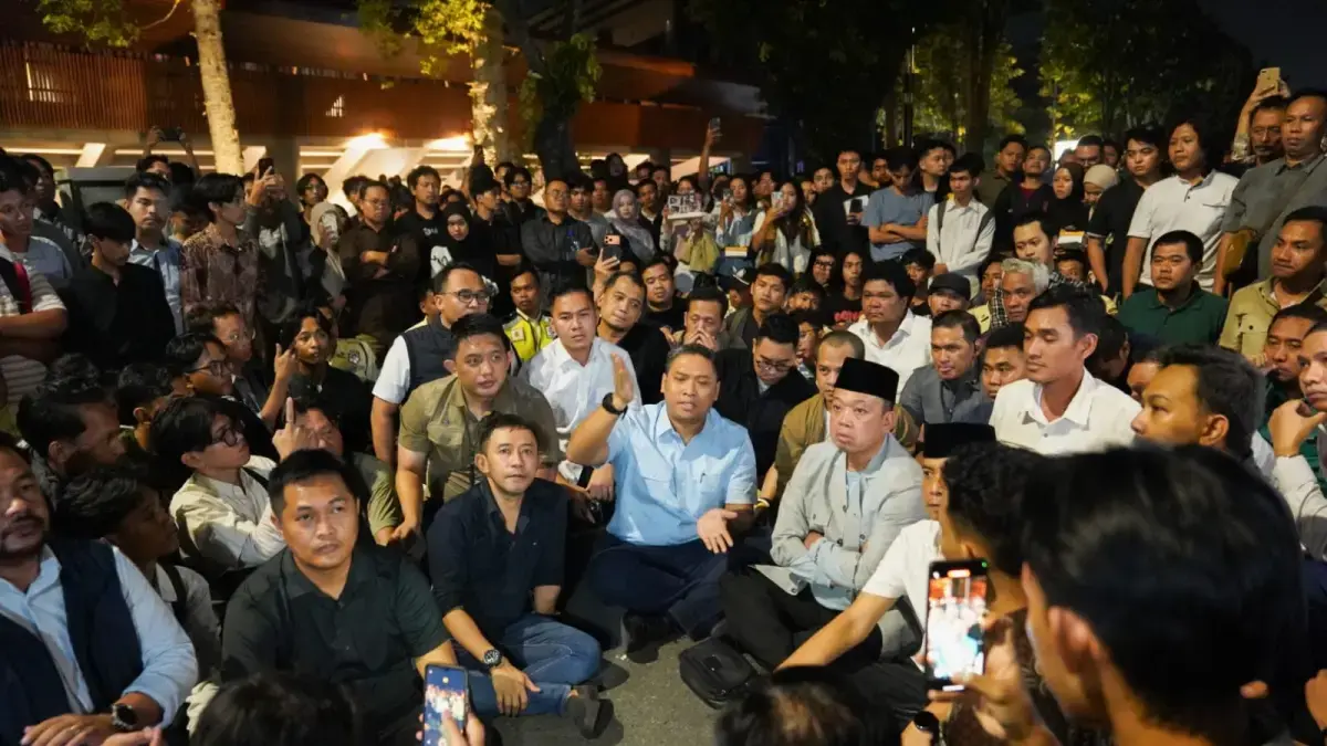 Wamentan Sudaryono dan Menteri ATR/BPN Nusron Wahid saat berdiskusi dengan mahaiswa UGM, Jogjakarta, Senin (15/6) malam. (Istimewa)