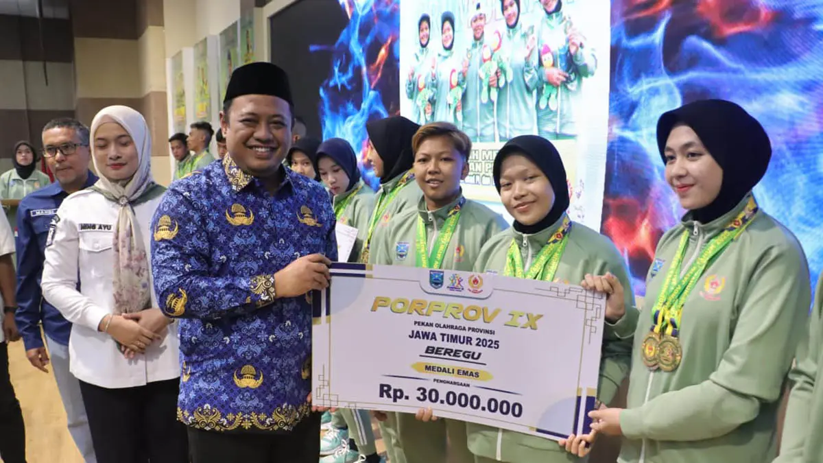 BUAH PRESTASI: Wakil Bupati Probolinggo Fahmi AHZ memberikan reward kepada atlet yang mendulang prestasi di Porprov 2025. (Foto: Agus Faiz Musleh/Jawa Pos Radar Bromo)
