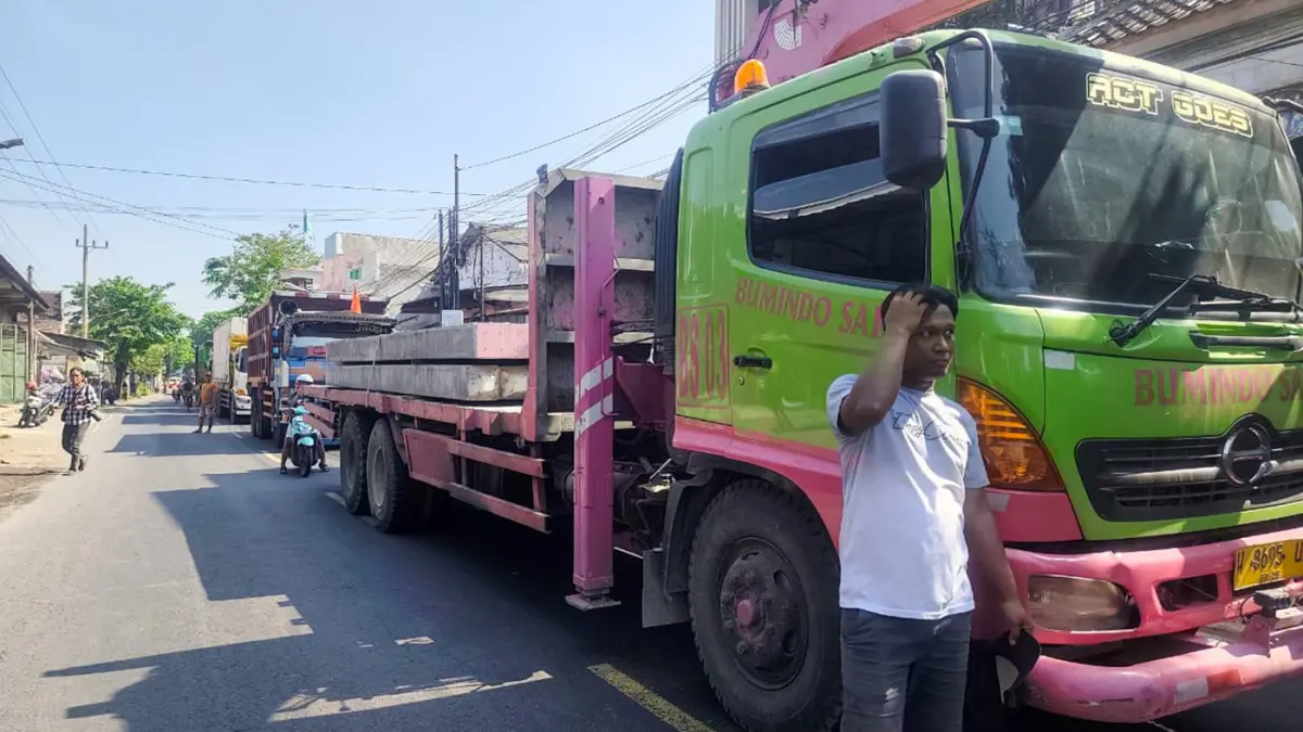 DIDOMINASI TRUK: Deretan truk berjejer lantaran ruas JLS Pasuruan ditutup warga yang menggelar demo, Rabu pagi (17/6). (Mokhamad Zubaidillah/ Radar Bromo)