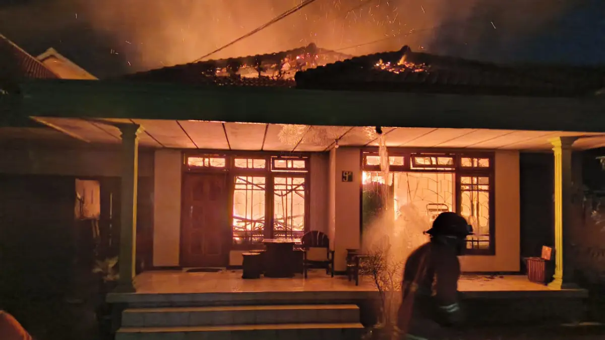DILALAP API: Rumah salah satu warga Kota Pasuruan, dilalap api beberapa waktu lalu. Selama enam bulan terakhir, di Kota Pasuruan terjadi 19 kasus kebakaran. (BPBD KOTA PASURUAN FOR JAWA POS RADAR BROMO)