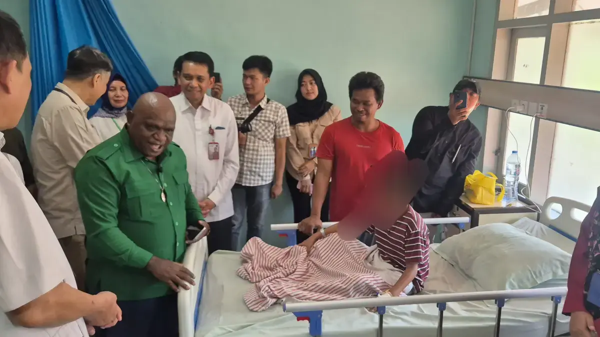 ILUSTRASI. Menteri HAM Natalius Pigai saat meninjau siswa korban keracunan MBG di RSIA IBI Kota Surabaya, Rabu (13/5). Temuan PMKRI di wilayah 3T, MBG yang basi dijadikan makanan babi. (Novia Herawati/ JawaPos.com)