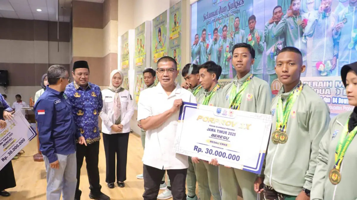 Ketua KONI kabupaten Probolinggo Zainul Hasan memberikan reward kepada atlet yang mendulang prestasi di Porprov 2025. (Foto: Agus Faiz Musleh/Jawa Pos Radar Bromo)