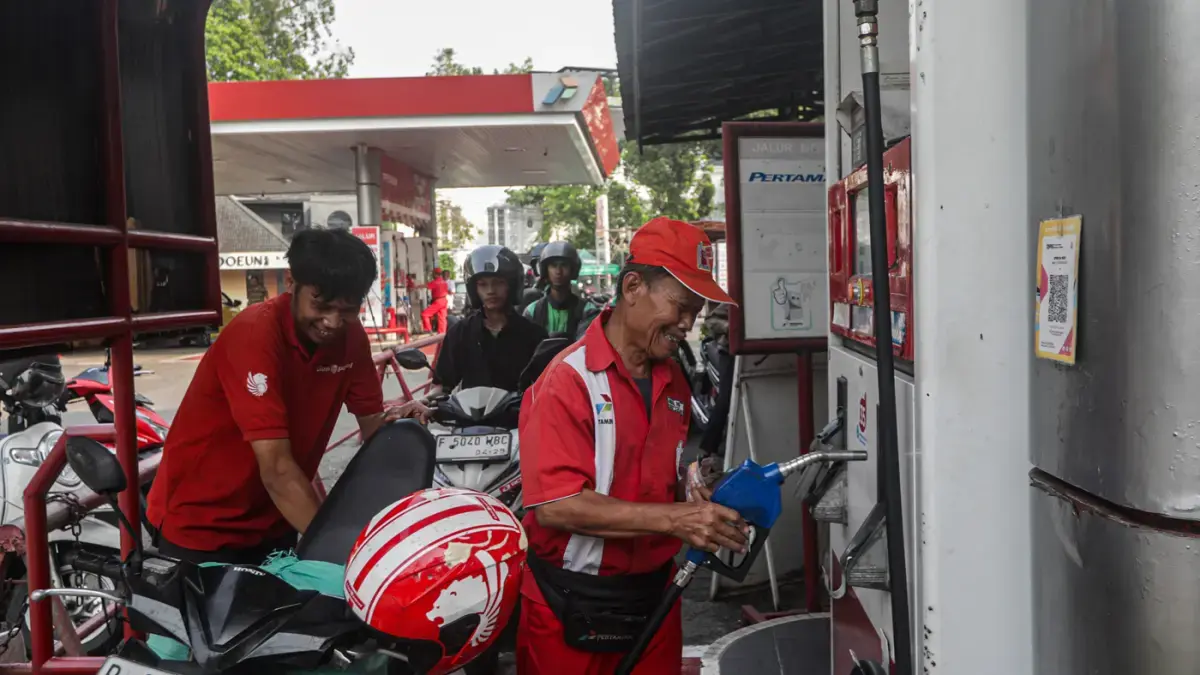 Petugas melayani pengisian bahan bakar minyak (BBM) jenis Pertamax di SPBU Pertamina Menteng, Jakarta, Rabu (10/6/2026). (Salman Toyibi/Jawa Pos)