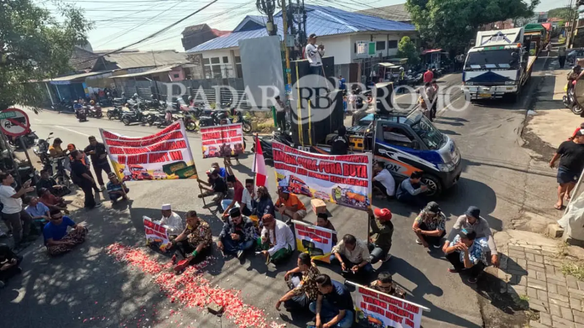 PROTES: Warga saat memblokade JLS Pasuruan yang arus lalu lintasnya kian padat usai terimbas pengalihan arus perbaikan jembatan BokWedi