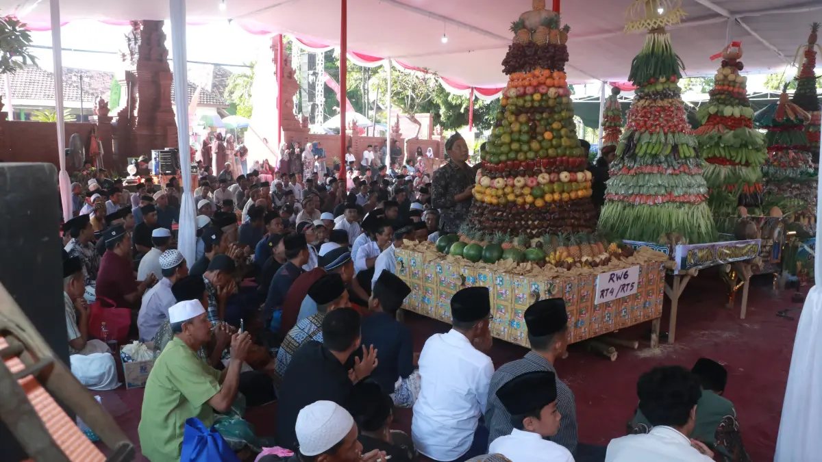 SELAMATAN DESA: Prosesi kadisah yang dilaksanakan di Desa/Kecamatan Krejengan, Selasa (16/6). (AGUS FAIZ MUSLEH/JAWA POS RADAR BROMO)