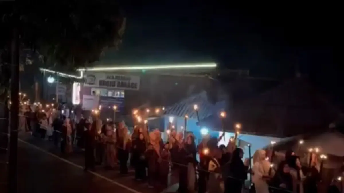 SEMARAK: Ribuan warga Desa/Kecamatan Sukapura saat melakukan pawai obor memperingati malam 1 Muharam 2026, Senin (15/6) malam. (PEMDES SUKAPURA FOR JAWA POS RADAR BROMO)