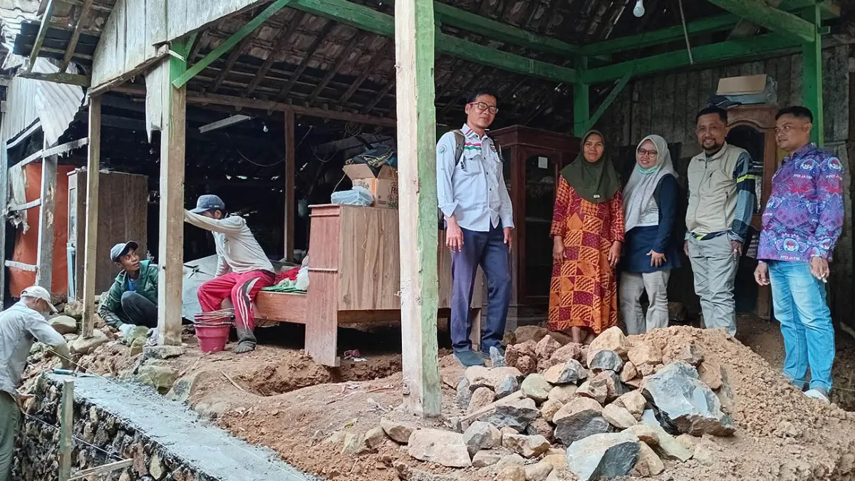 BANGUN RTLH: Tim Monev Kecamatan Pakuniran melihat progres pembangunan RTLH milik Sani (berdaster) di Dusun Krajan 1 RT 2/RW 1.
