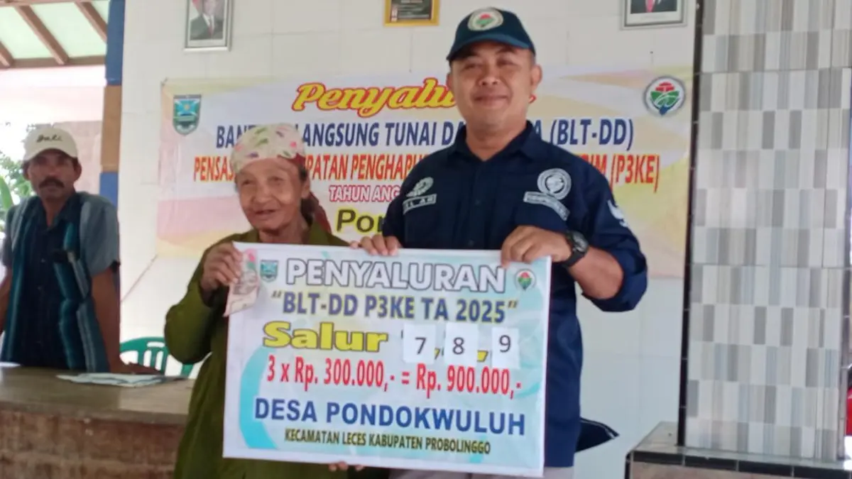 BANTUAN: Salah satu masyarakat menerima BLT DD 2025 di Balai Desa Pondokwuluh, Kecamatan Leces.