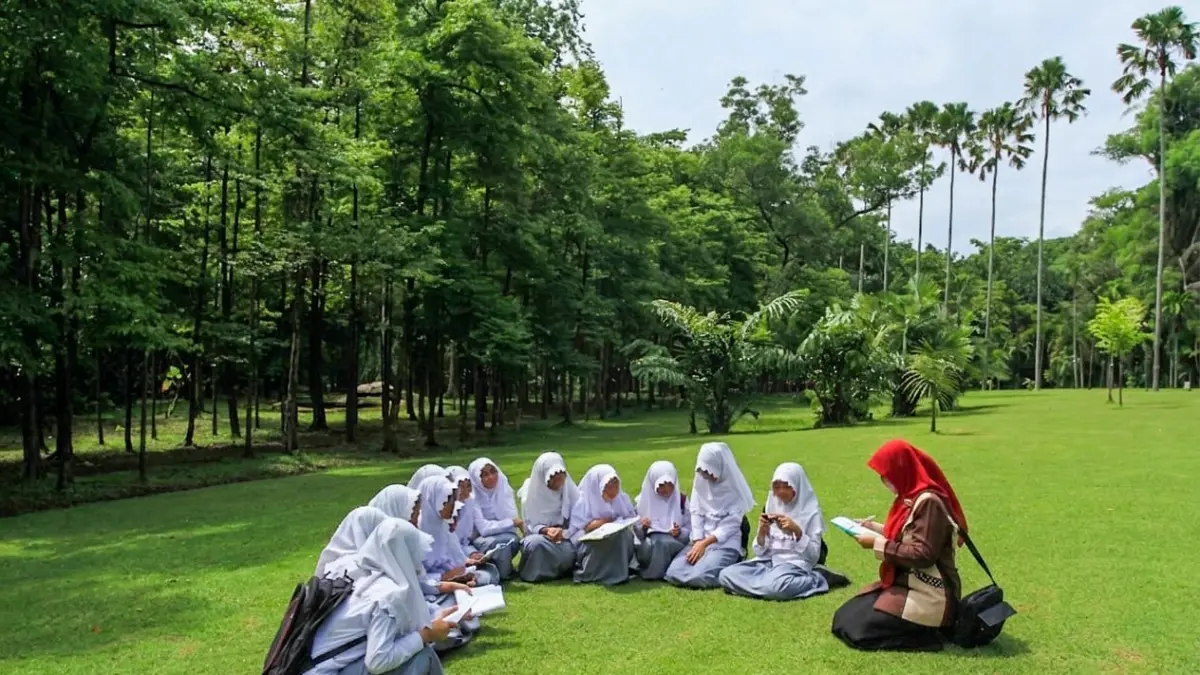 BELAJAR: Sejumlah pelajar SMA di wilayah Kabupaten Pasuruan, saat menggelar belajar di luar gedung. Mereka memanfaatkan Kebun Raya Purwodadi untuk belajar. (Zubaidillah/Jawa Pos Radar Bromo)
