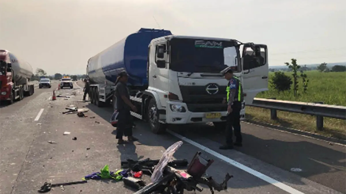 BERHENTI: Truk tangki muatan tetes tebu yang ditabrak bus Tiara Mas. (Foto: Istimewa)