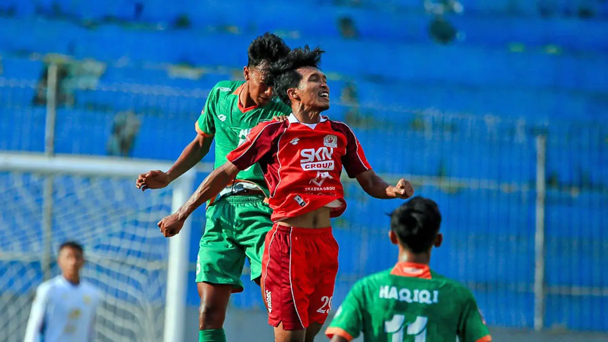 BERJIBAKU: Pemain Pasuruan United saat berebut bola udara dengan pemain lawan. Pasca lolos babak 16 Besar, tim berjuluk Laskar Santri Mbeling itu, berencana untuk mengajukan tuan rumah. (Pasuruan United for Radar Bromo)