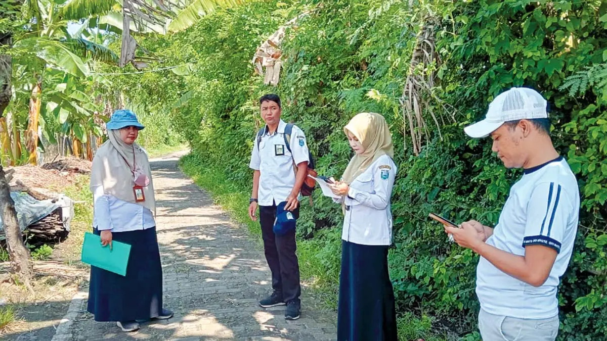 CEK LANGSUNG: Kasi Pembangunan Kecamatan Leces Yogo Prasetyo (dua dari kiri) mengecek lokasi yang akan dibangun irigasi di Dusun Gentengan, Desa/Kecamatan Leces. (INNEKE AGUSTIN/JAWA POS RADAR BROMO)