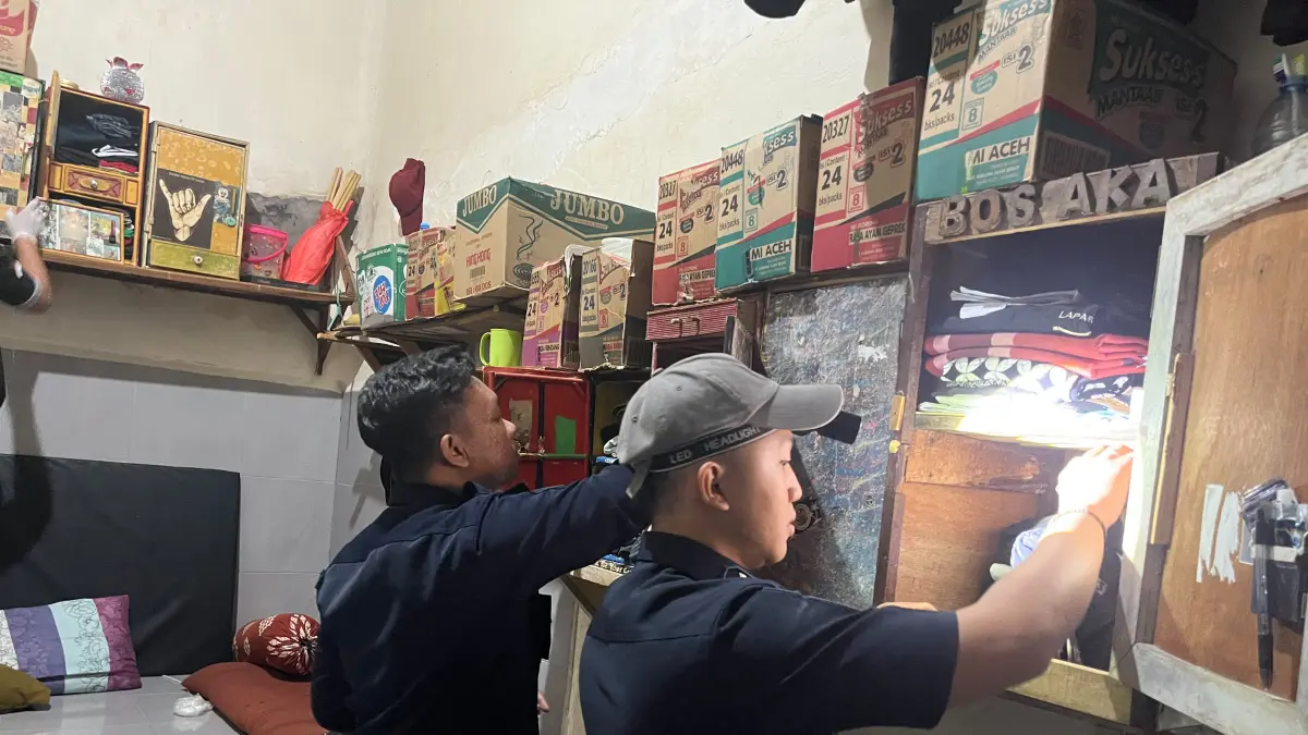 DIOBOK-OBOK: Petugas Lapas IIB Pasuruan saat melakukan penggeledahan kamar hunian warga binaan. (Lapas IIB Pasuruan for Jawa Pos Radar Bromo)