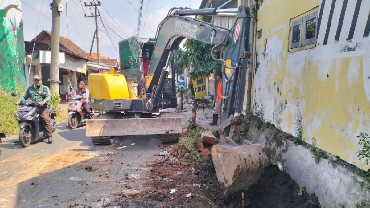 Gelontor Rp 179,5 Juta untuk Perlancar Drainase di Randupitu, Gempol, Pasuruan. (Rizal Fahmi Syatori/Jawa Pos Radar Bromo)