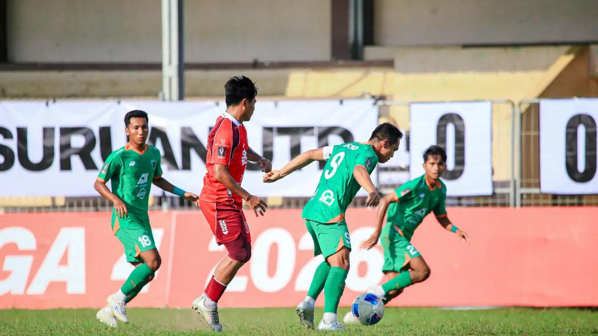 JAGA BOLA: Ricko Hardiansyah saat berusaha mempertahankan bola dari lawan. (Pasuruan United For Jawa Pos Radar Bromo)