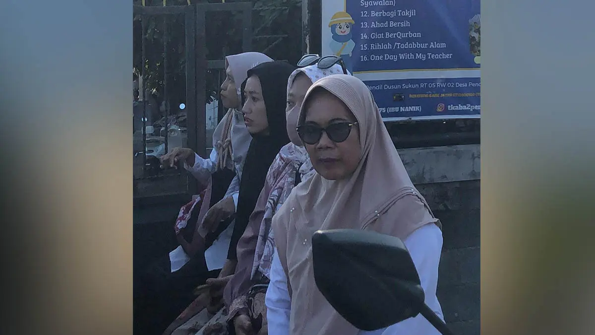 KAGET: Seorang perempuan pedagang buah (pakai kerudung hitam) kena jambret saat mengantarkan anaknya berangkat sekolah. (Foto : Screenshot)