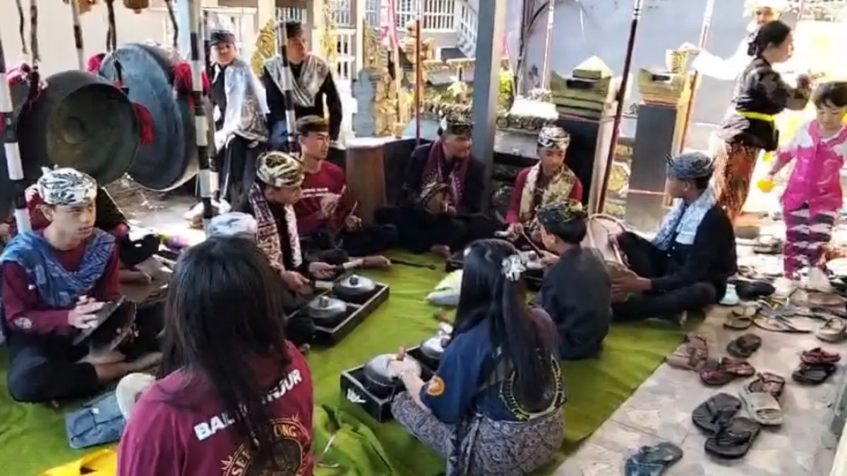 KHIDMAT: Umat Hindu Suku Tengger merayakan Galungan di Pura Dharma Santhi, Desa Sapikerep, Kecamatan Sukapura, Rabu (17/11).