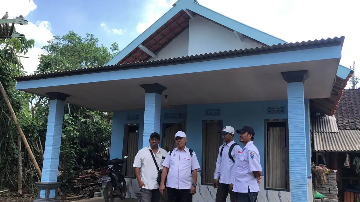 KOKOH: Sekretaris Desa Tigasan Kulon Asnawi (paling kiri) bersama Perangkat Kecamatan Leces meninjau salah satu rumah warga penerima Program RTLH di Dusun Degedeg, Desa Tigasan Kulon.