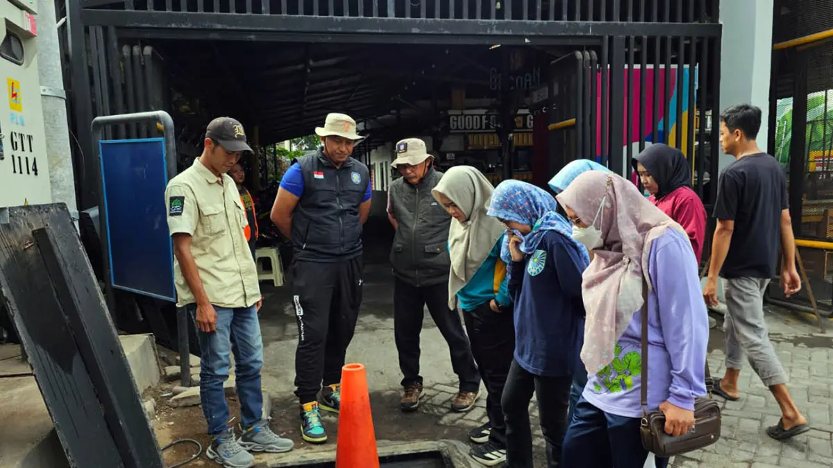 LIHAT LANGSUNG: Tim Gabungan Pemkot Probolinggo melihat langsung IPAL Resto Mie Gacoan yang menjadi syarat izin SLF. (Arif Mashudi/ Radar Bromo)
