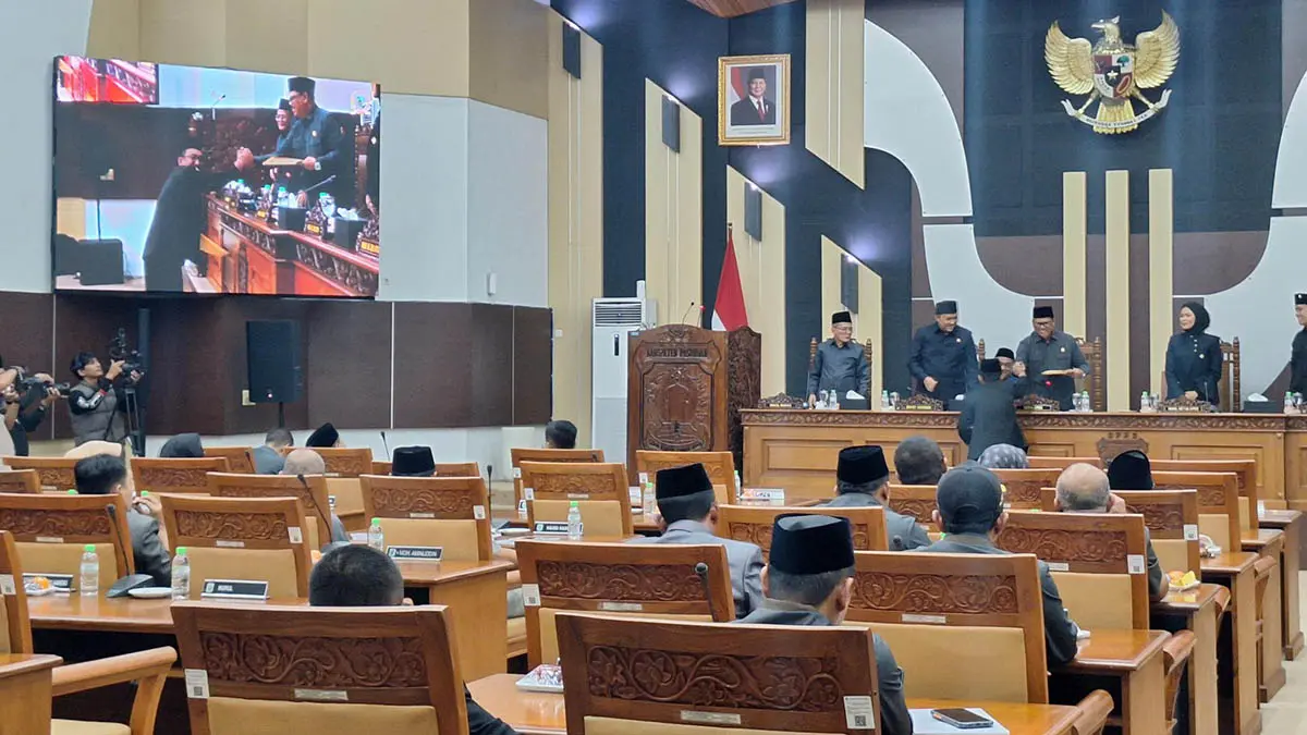 PARIPURNA: Sidang paripurna di Gedung DPRD Kabupaten Pasuruan. Pemerintah Kabupaten Pasuruan membukukan realisasi pendapatan daerah sebesar Rp 4,075 triliun pada 2025. (Muhamad Busthomi/Radar Bromo)
