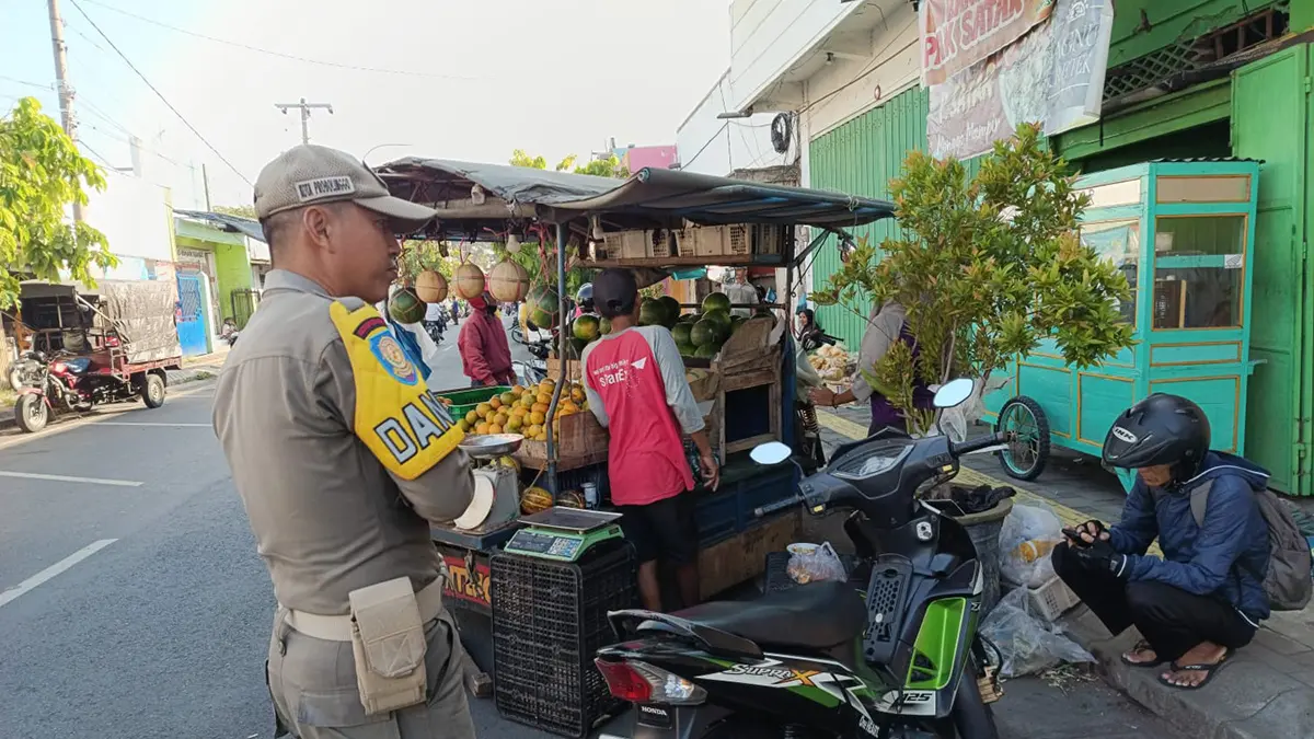 PENERTIBAN: Anggota Satpol PP Kota Probolinggo menertibkan para pedagang di sekitar Pasar Baru Kota Probolinggo, Kamis (18/6) pagi. (SATPOL PP KOTA PROBOLINGGO FOR JAWA POS RADAR BROMO)