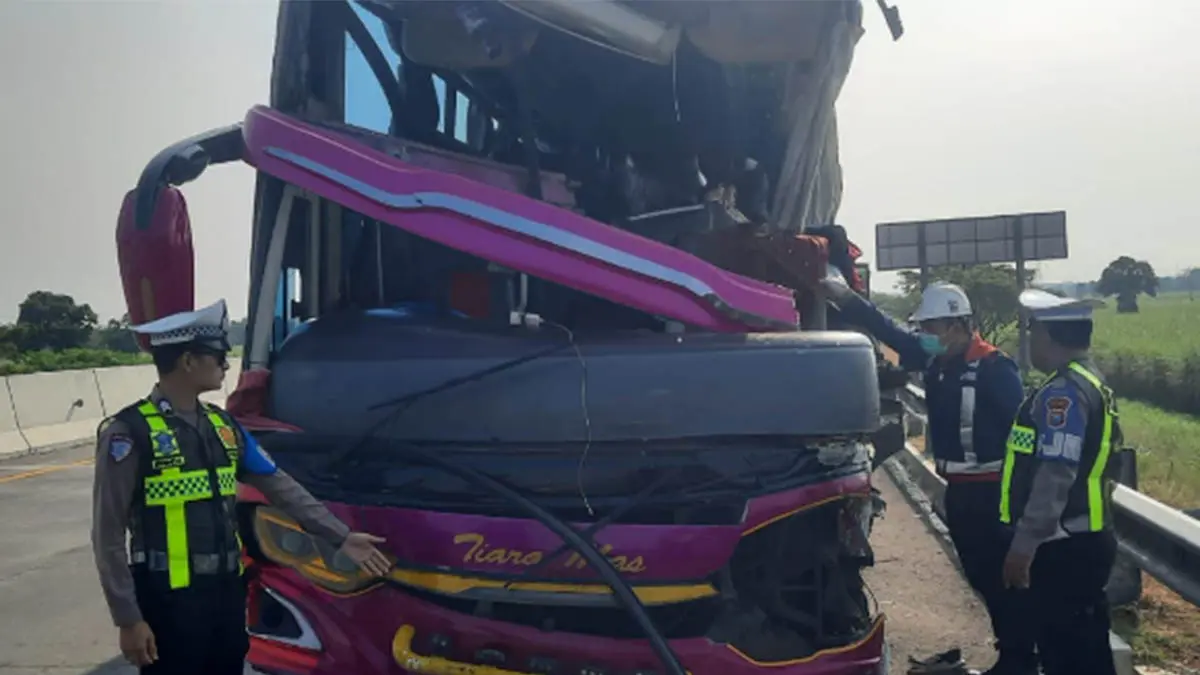 RINGSEK: Bus Tiara Mas yang rusak parah setelah menabrak truk tangka di tol Paspro tepatnya di KM 816 wilayah Nguling, Kabupaten Pasuruan, Kamis (18/6) siang. (Foto: Istimewa)