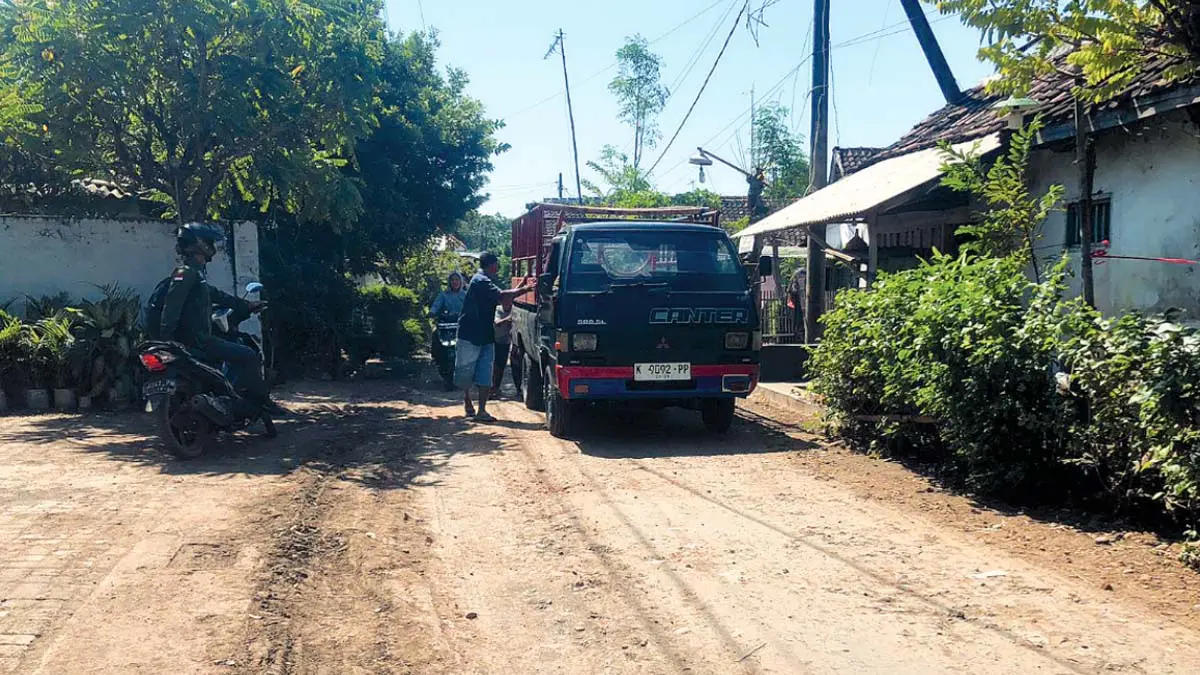 RUSAK: Sejumlah kendaraan melintas di jalan desa di Dusun Gulgulan, Desa Leces, yang akan diaspal.