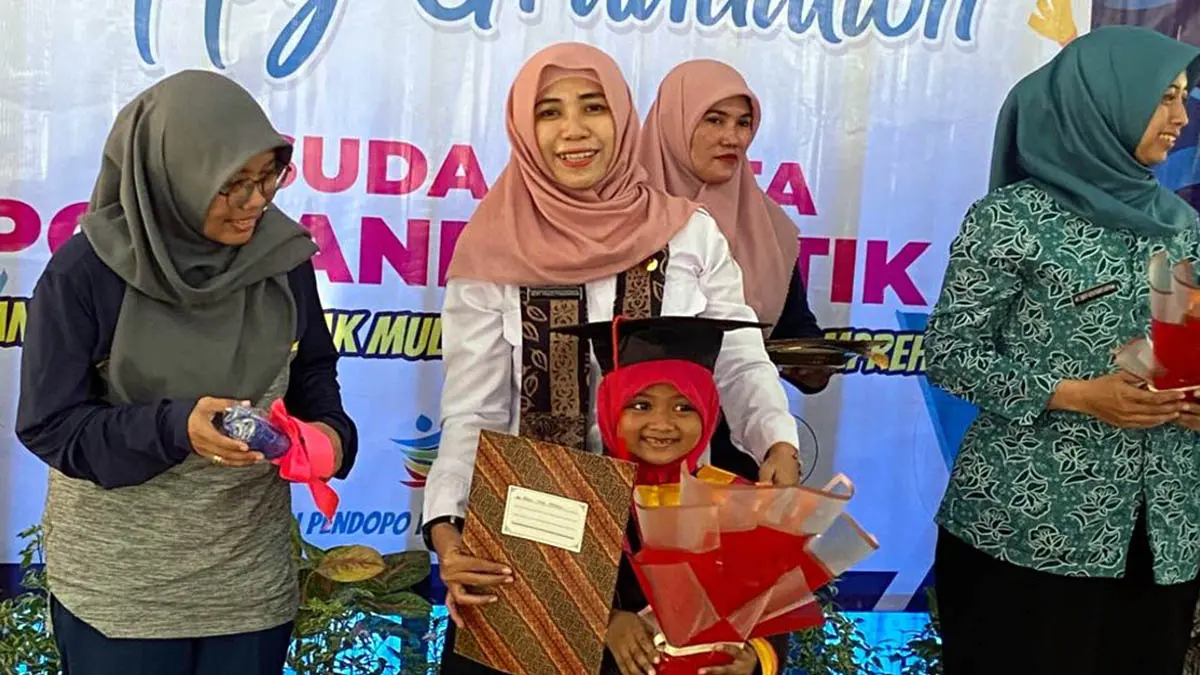 SEMARAK: Tradisi Wisuda Balitaku di wilayah Puskesmas Rejoso. Agenda ini digelar sebagai bentuk apresiasi bagi para ibu yang konsisten mendampingi tumbuh kembang buah hatinya selama 5 tahun penuh di posyandu. (Puskesmas Rejoso for Radar Bromo)