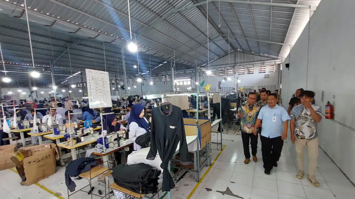 SIDAK: Sejumlah anggota DPRD Kota Probolinggo saat meninjau kondisi pabrik garmen PT One World Garment Manufacturing di Pilang Probolinggo. (Arif Mashudi/ Radar Bromo)