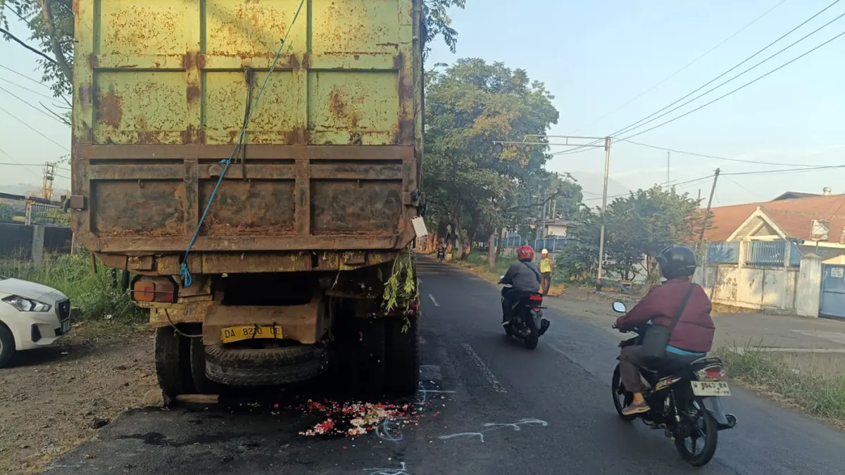DISIRAM AIR BUNGA: Kondisi bagian belakang dump truk yang tertabrak motor Honda Mega Pro, Jumat dinihari (19/6).