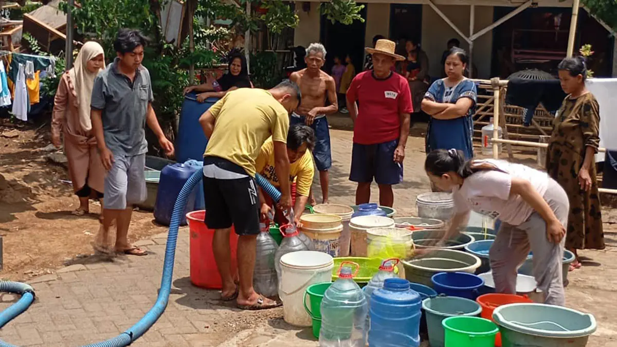 DROPING AIR: Personel BPBD mengirimkan air bersih ke salah satu desa yang terdampak kekeringan saat musim kemarau tahun lalu. BPBD mencatat 